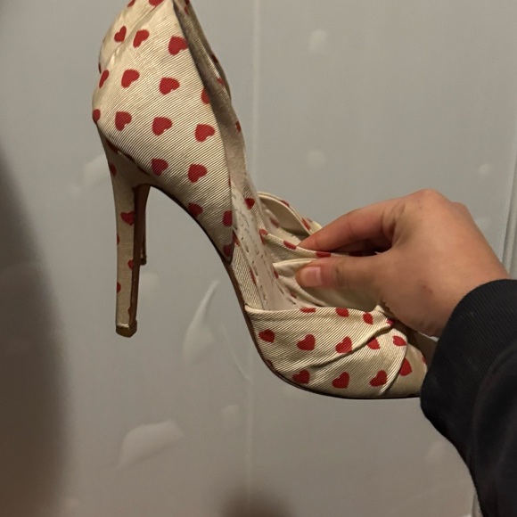 Heart Alice + Olivia heels - Picture 5 of 6
